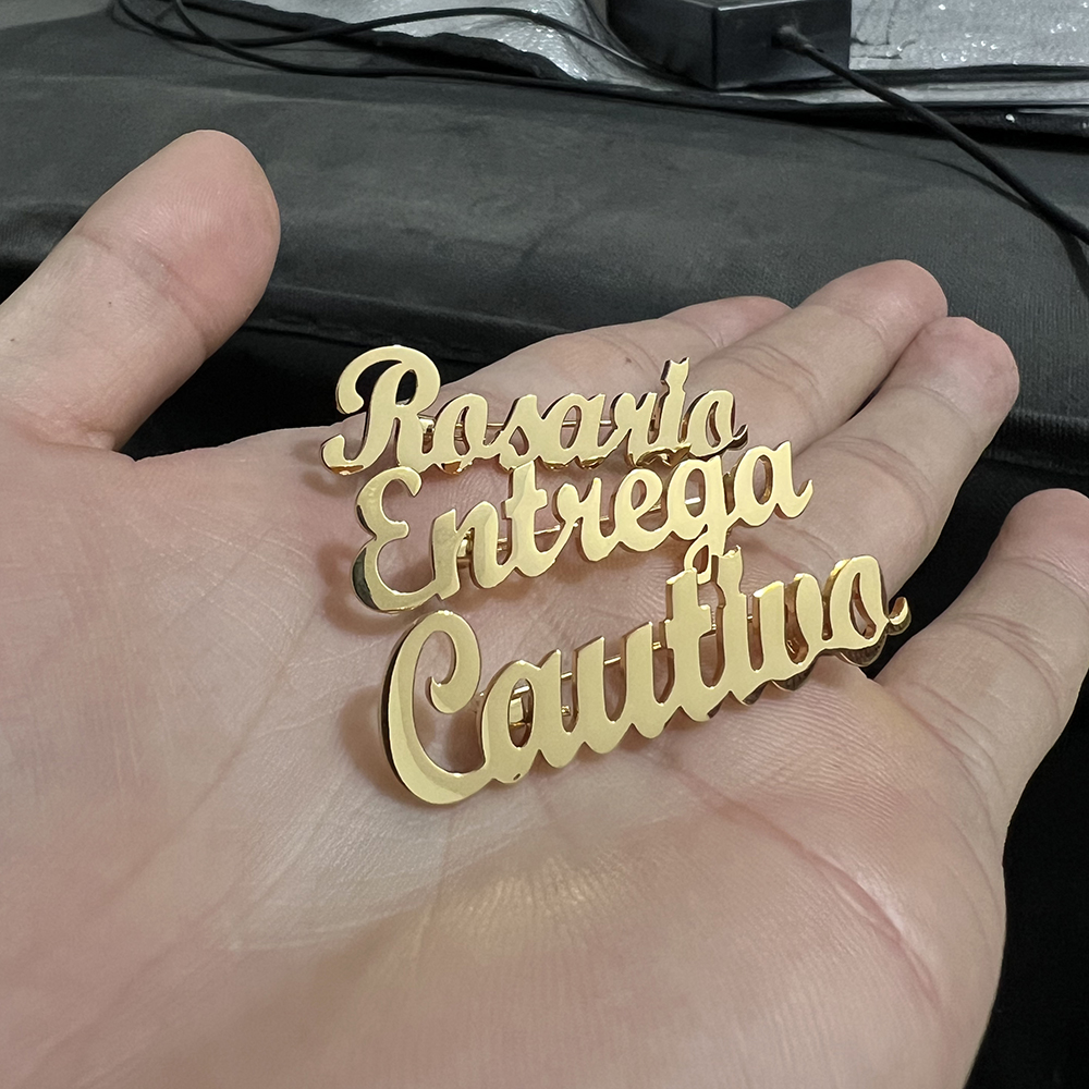 Custom name brooch interwoven  – Embroidery Initials Bewertung und Preis