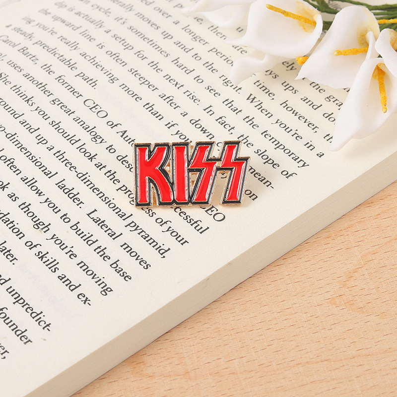 KISS band pin English letters  – Embroidery Initials Bewertung und Preis